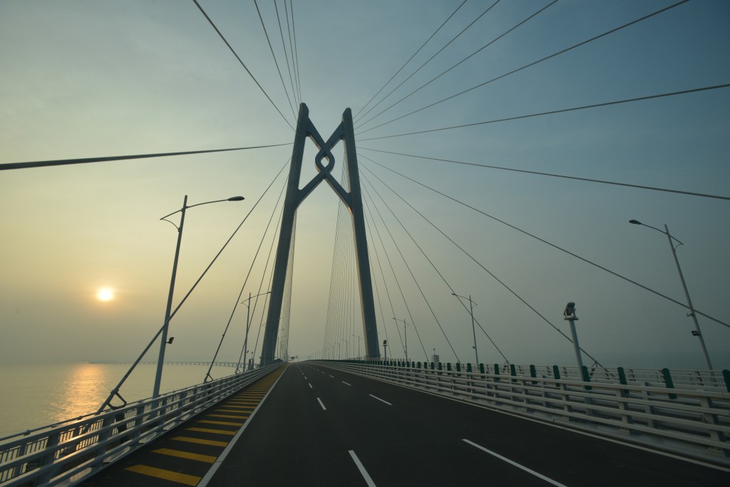 粤港亦同意每月试行增发最多50个大桥内地跨境私家车配额。资料图片