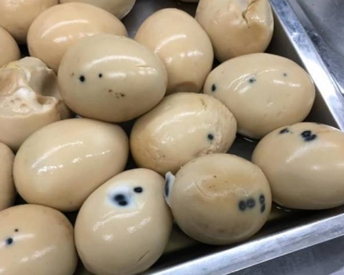 一大盆滷蛋中有幾顆蛋白上布滿了詭異黑點。爆怨2公社fb
