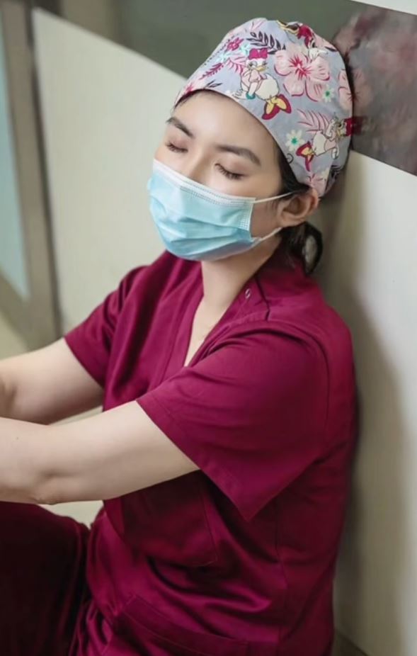 眼科醫生崔莉同時也是搖滾歌手及楝篤笑演員。抖音