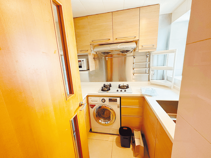 厨房设L 形工作台，更有上下列厨柜设计，储物空间充足。