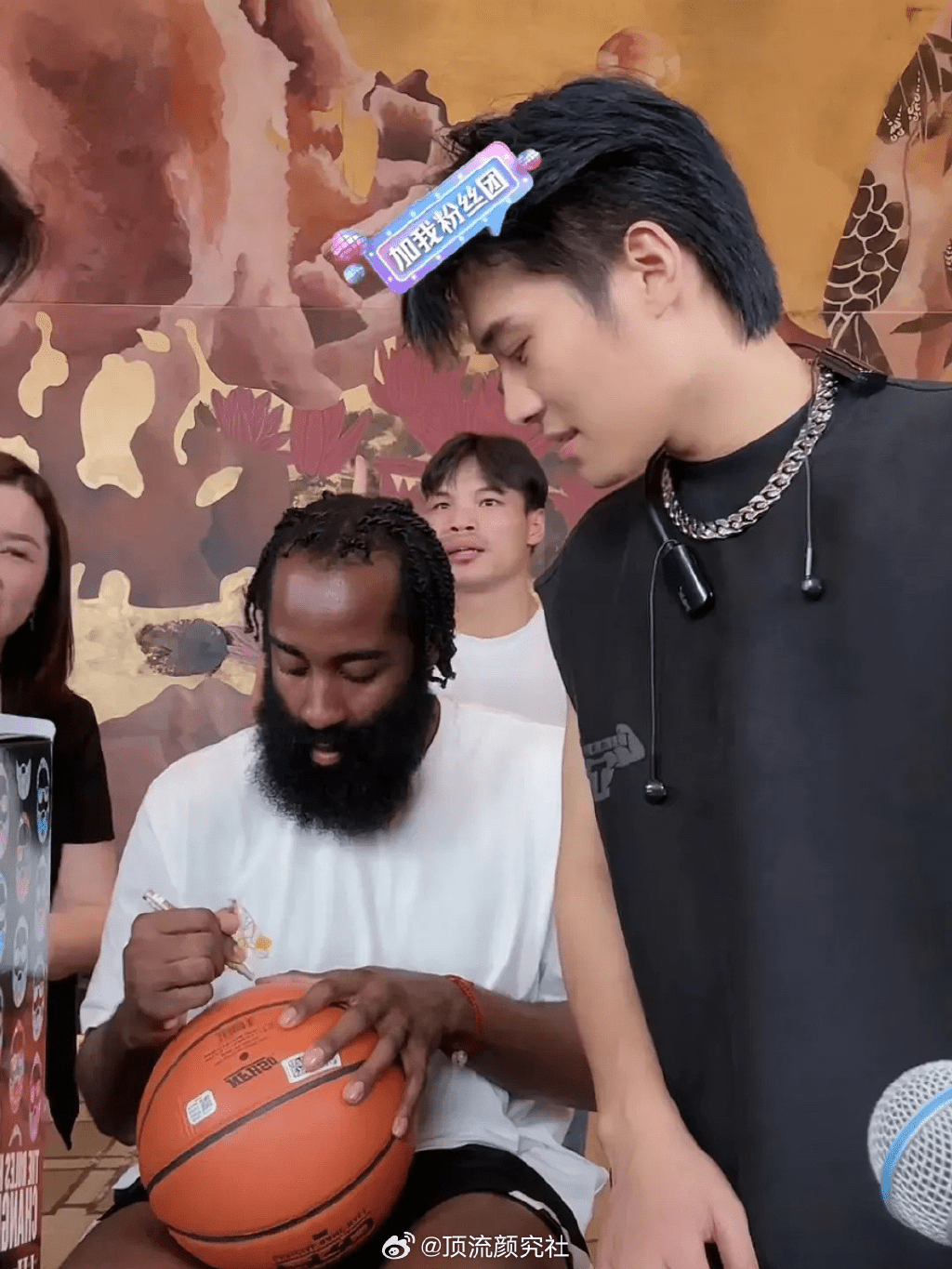 哈登在小杨哥在篮球上签名。