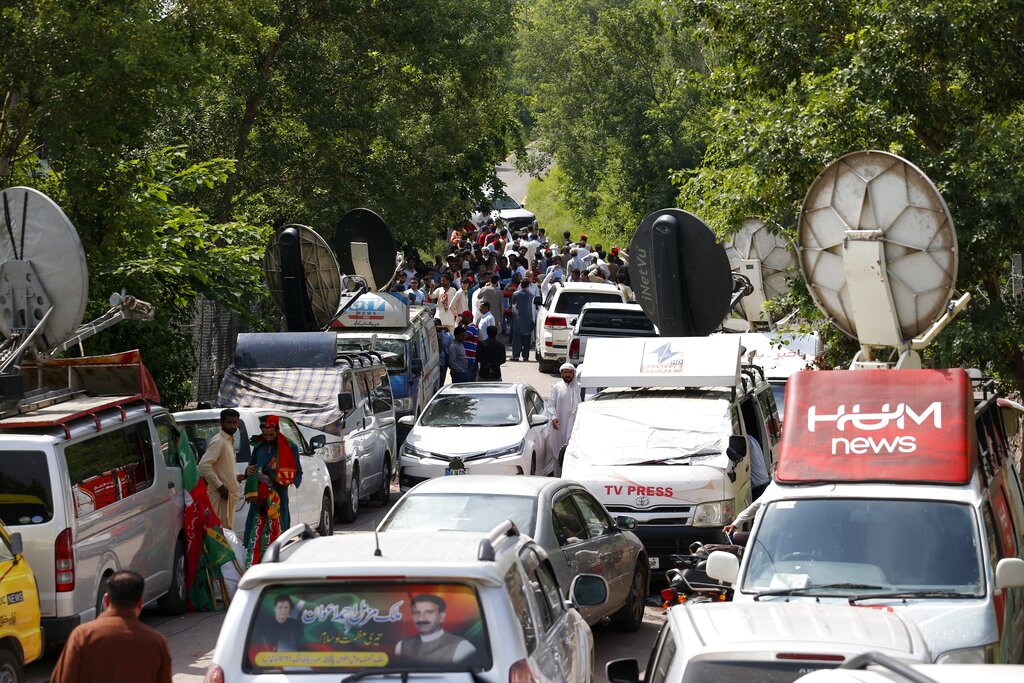 大批伊姆蘭汗支持者在其寓所外聚集，聲言要保護他。AP