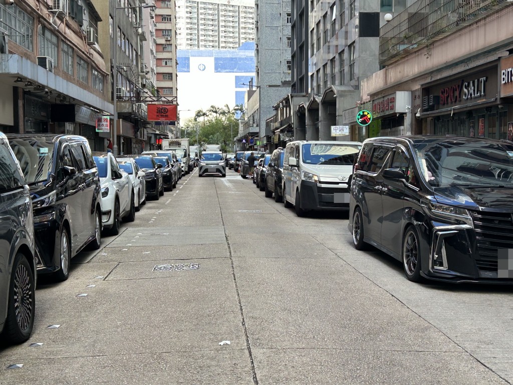 油麻地偉晴街右邊「咪錶」停車位一如既往爆滿,左邊路旁有約10部車輛違泊或等候停車位。 曾志恒攝 油麻地偉晴街右邊「咪錶」停車位一如既往爆滿,左邊路旁有約10部車輛違泊或等候停車位。 曾志恒攝