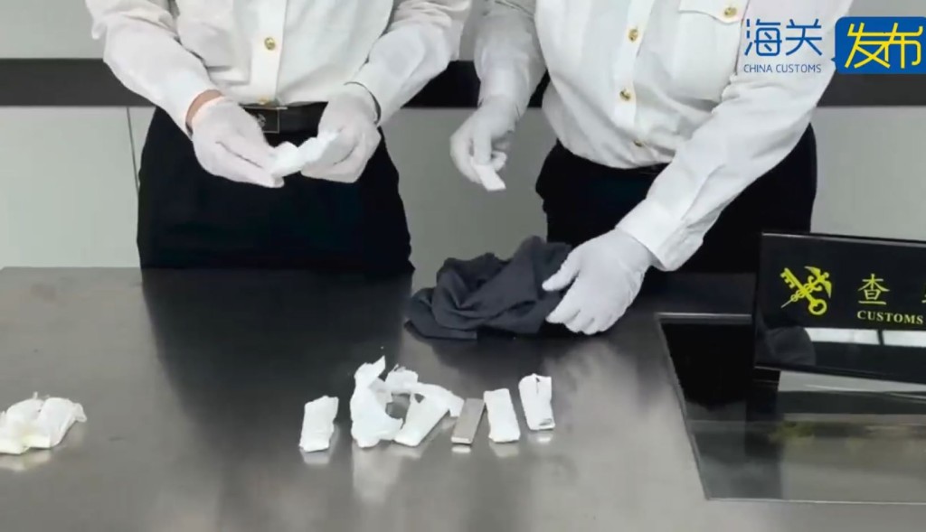 羅湖口岸海關截獲企圖走私純銀條入境的女子。海關發布