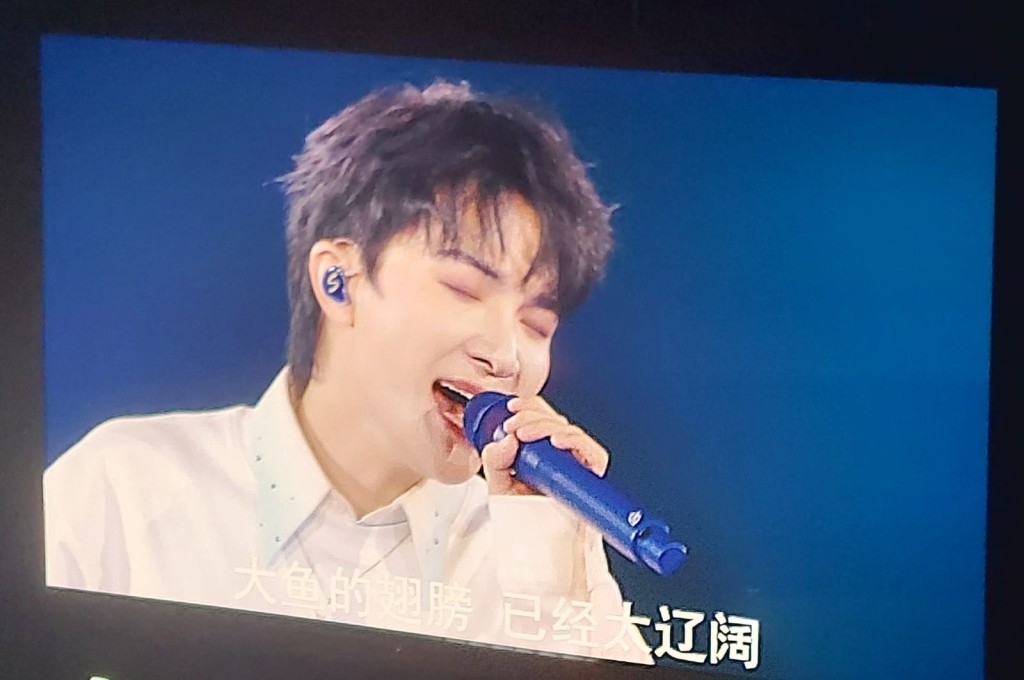 周深除了不时“飙高音”显歌艺之外，亦不忘晒广东话。