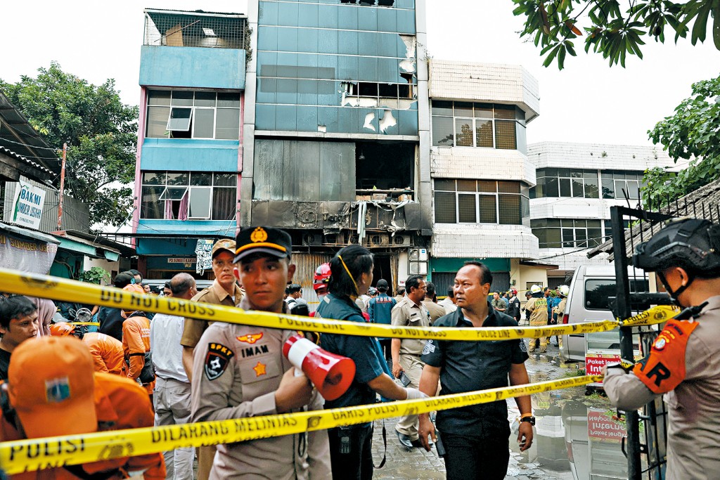 雅加達七層高辦公大樓遭火劫後損毀嚴重。