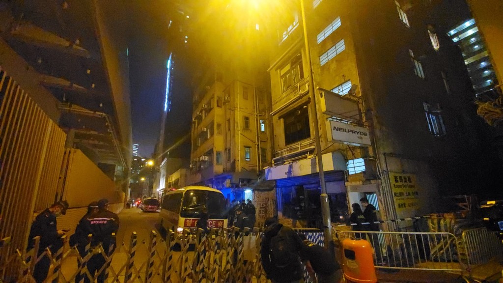 油麻地晚上突擊封區。