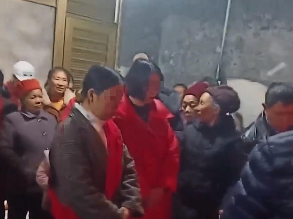 新郎在結婚前涉嫌盜竊被捕。網上影片截圖