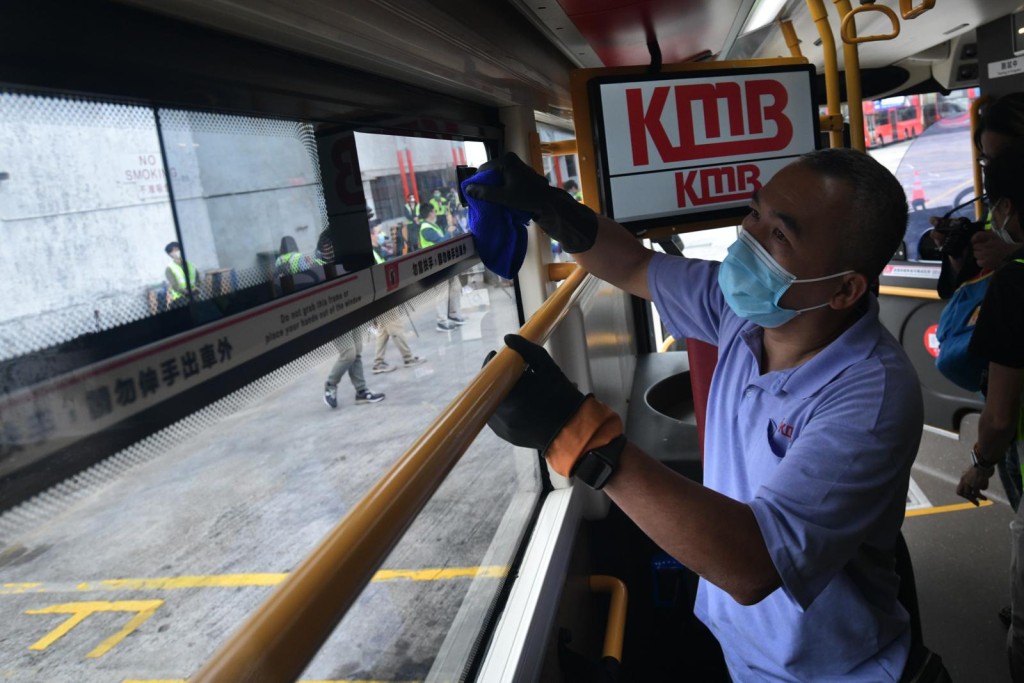 清潔工人清潔車窗。