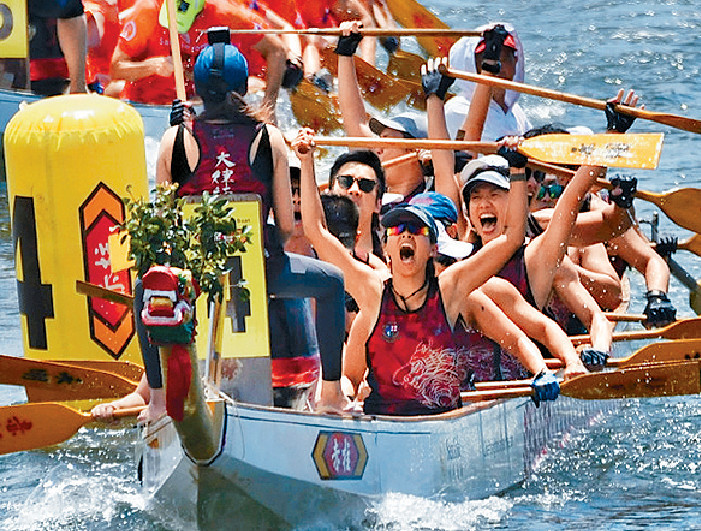 ■疫後多區如香港仔、大埔復辦龍舟競渡，吸引眾多龍舟健兒和市民齊聚參與。
