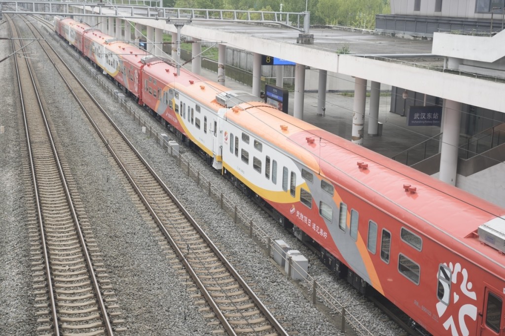 武汉铁路将老式绿皮火车“爆改”成5星级“舒适型旅游专列”。极目新闻