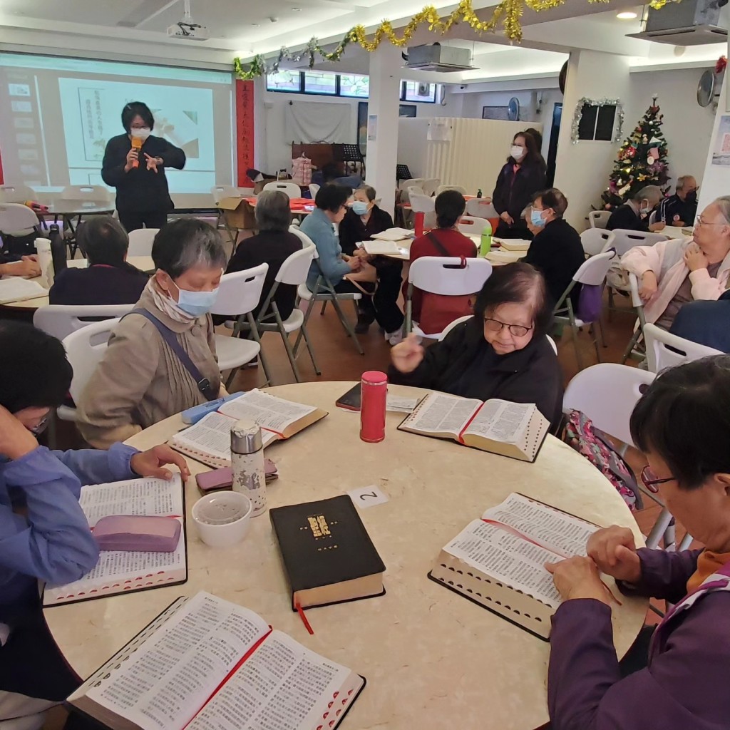 机构其中一个服务包括让长者享用免费午晚餐，长者用餐前用圣经祷告。(facebook图片)