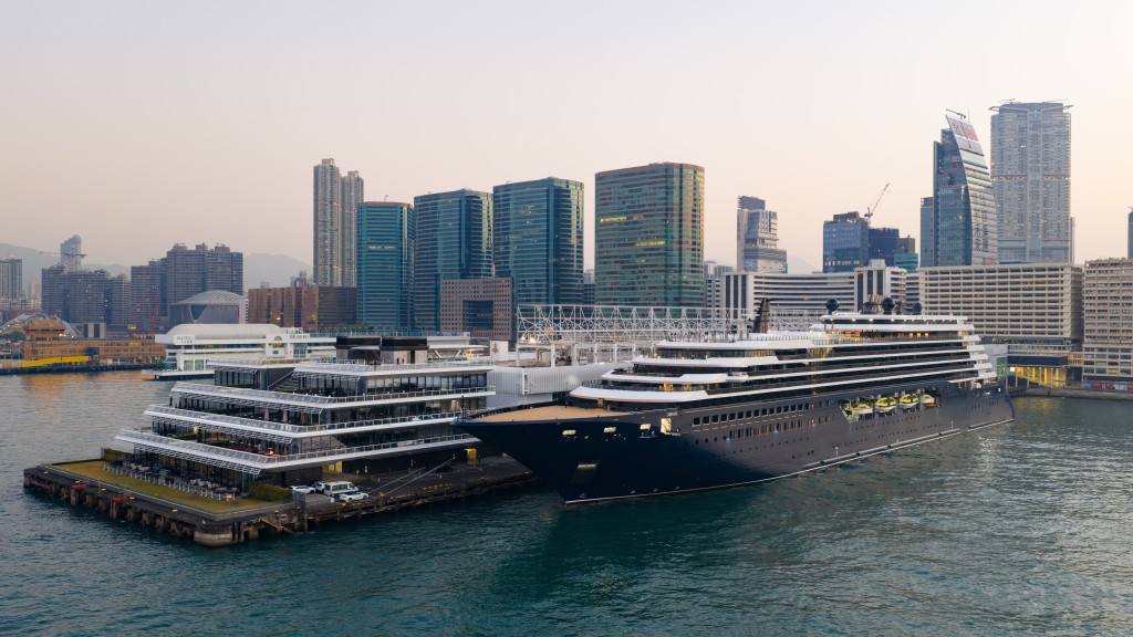 The Ritz-Carlton Yacht Collection 旗下的最新超級遊艇 Luminara 今日（13日）首度訪港。旅發局提供