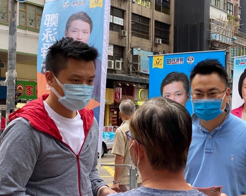 民建聯九龍西立法會議員鄭泳舜與區議員林德成，昨日到紅磡和黃埔擺街站。