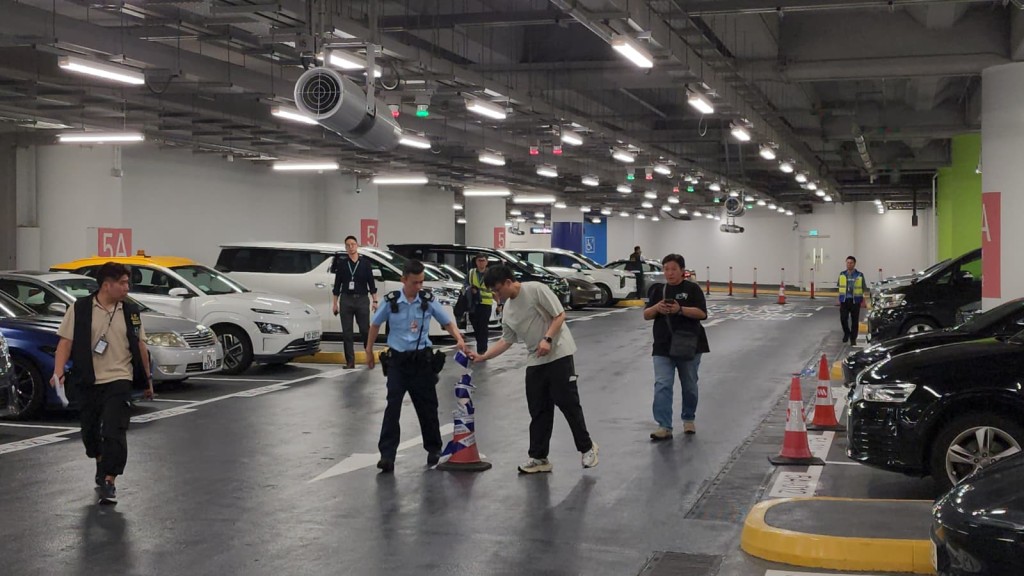 警員在停車場內進行調查。黎志偉攝