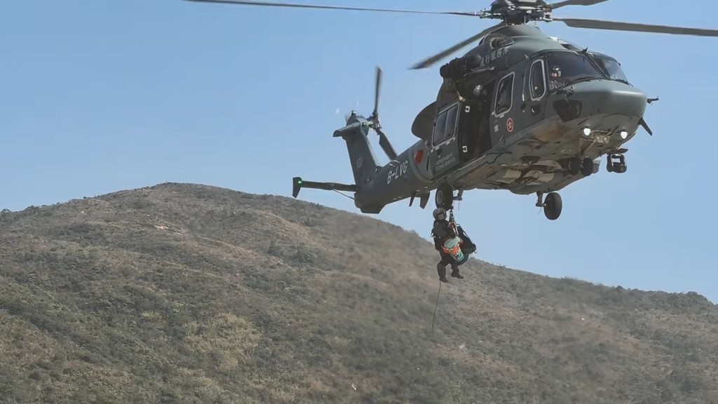 飛行服務隊派出直升機將女事主吊起，並送到灣仔直升機停機坪。小紅書「麦子知光（放飞版）」片段截圖