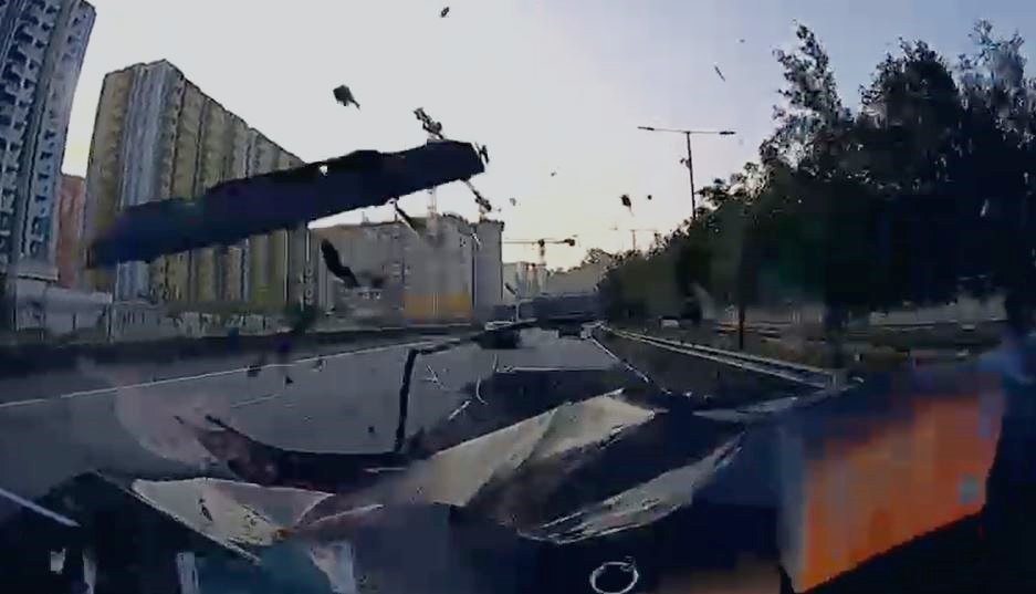 車頭損毀零件四散。網上影片截圖