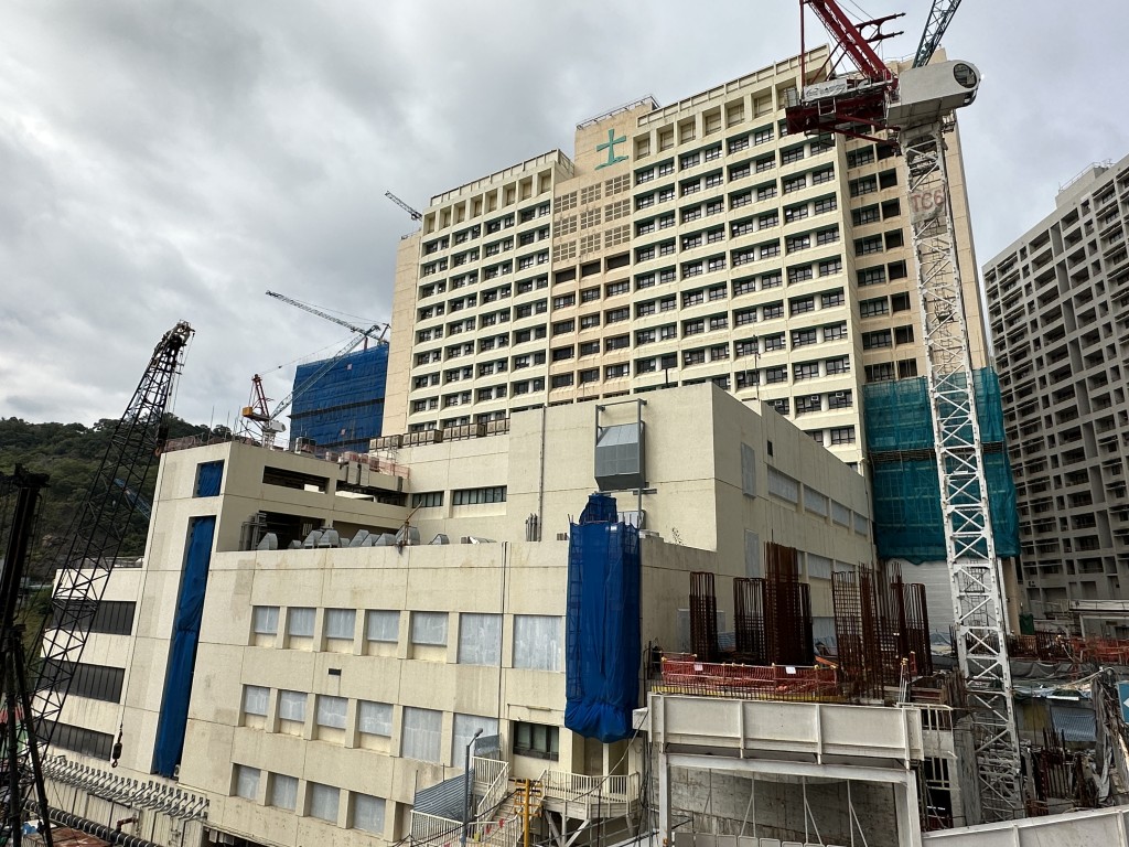 联合医院正进行扩建及翻新工程。(梁国峰摄)