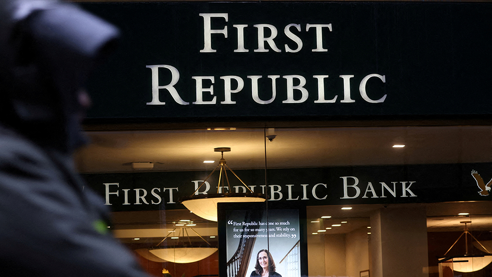 美國第一共和銀行告急，華爾街11家巨頭聯合注資300億美元救火。路透