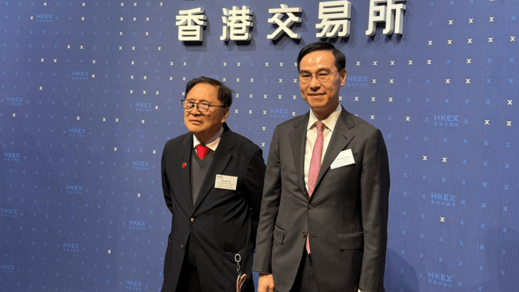 香港股票分析師協會主席鄧聲興（右）表示，短期內港股可能或較波動，但對今年市場保持樂觀。