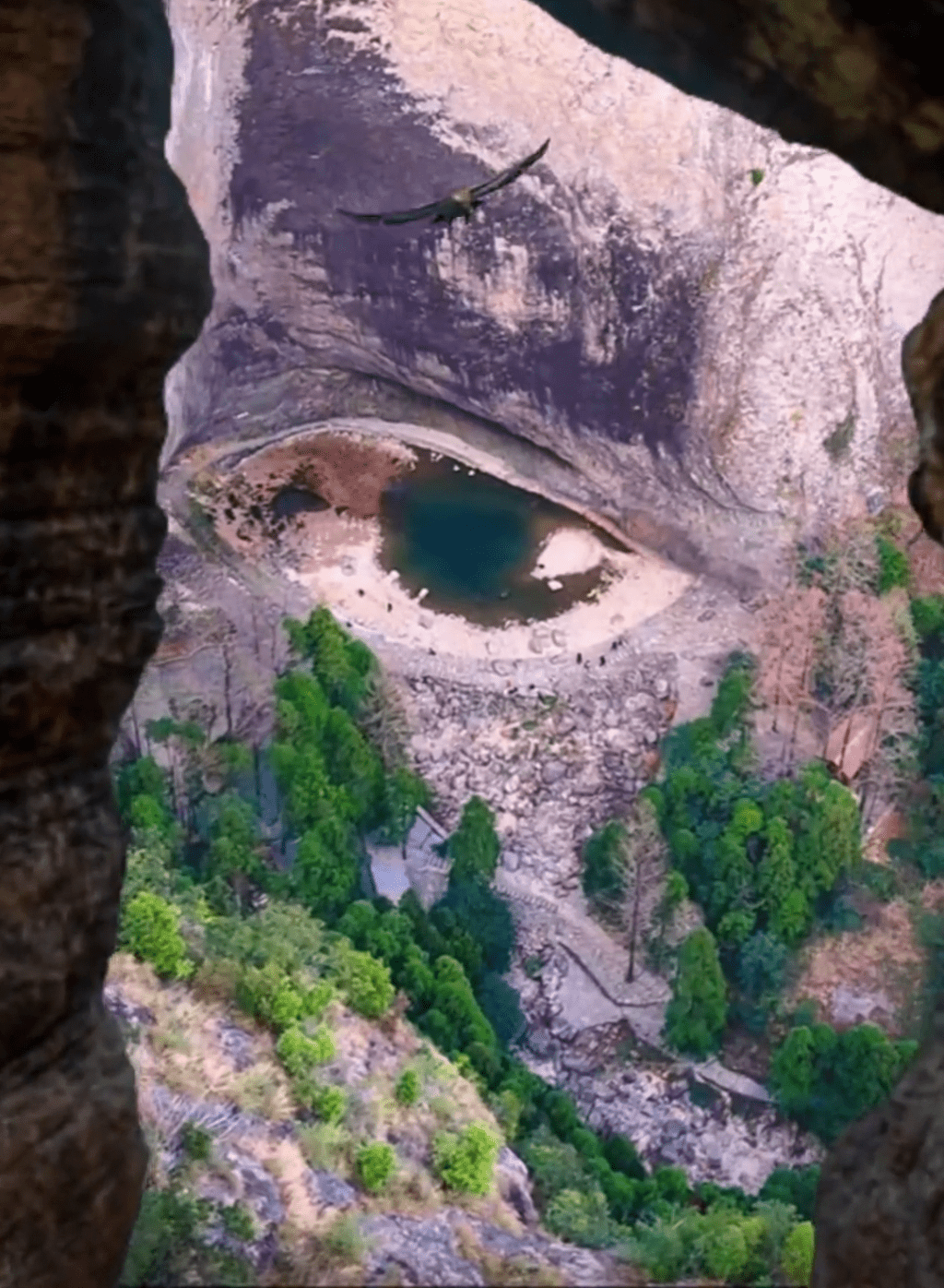 浙江景區驚現「開龍眼」奇觀。 抖音影片截圖