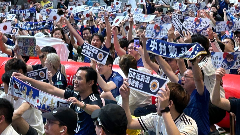 有球迷手持支持日本球員標語。蔡楚輝攝
