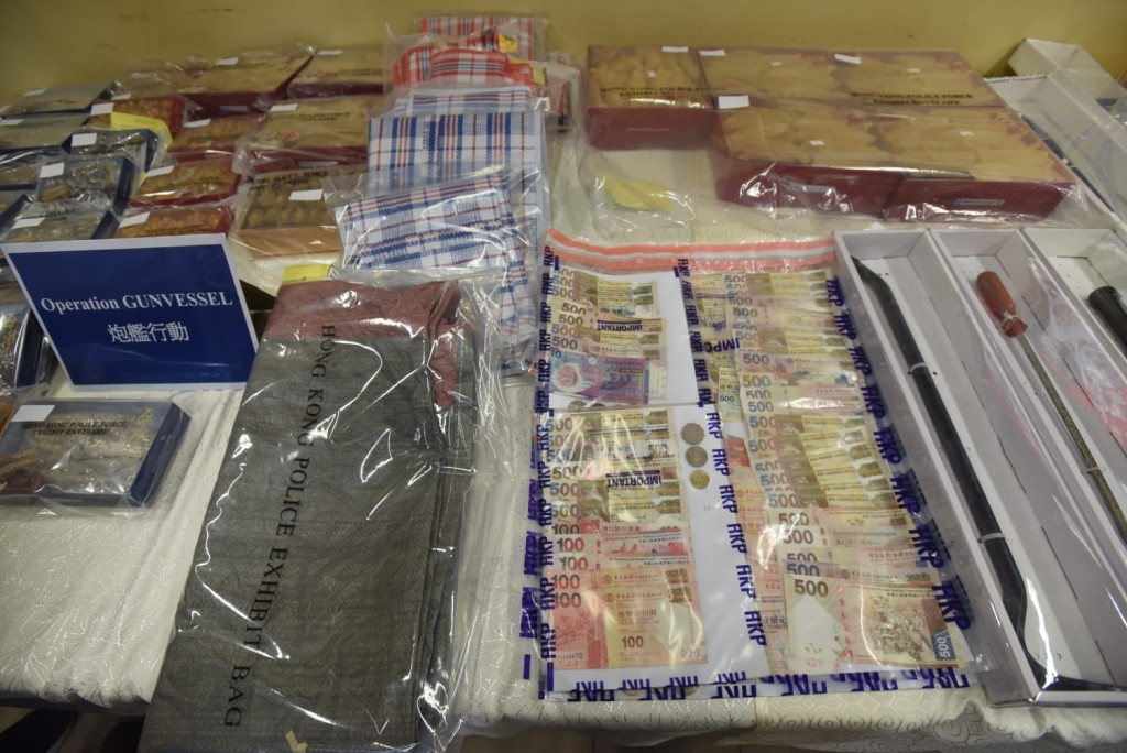 警方撿獲鐵筆、鐵棍、大鎚及口罩等證物。