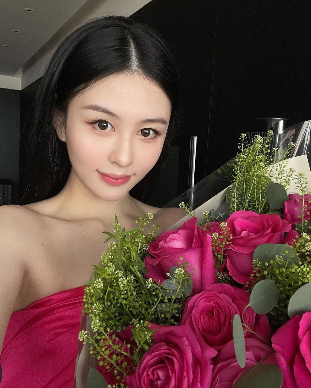 沈月昨日（16日）分享捧着大束粉红玫瑰的照片，相中的她亦配合花束穿上粉红色衣服，颜色非常抢眼。