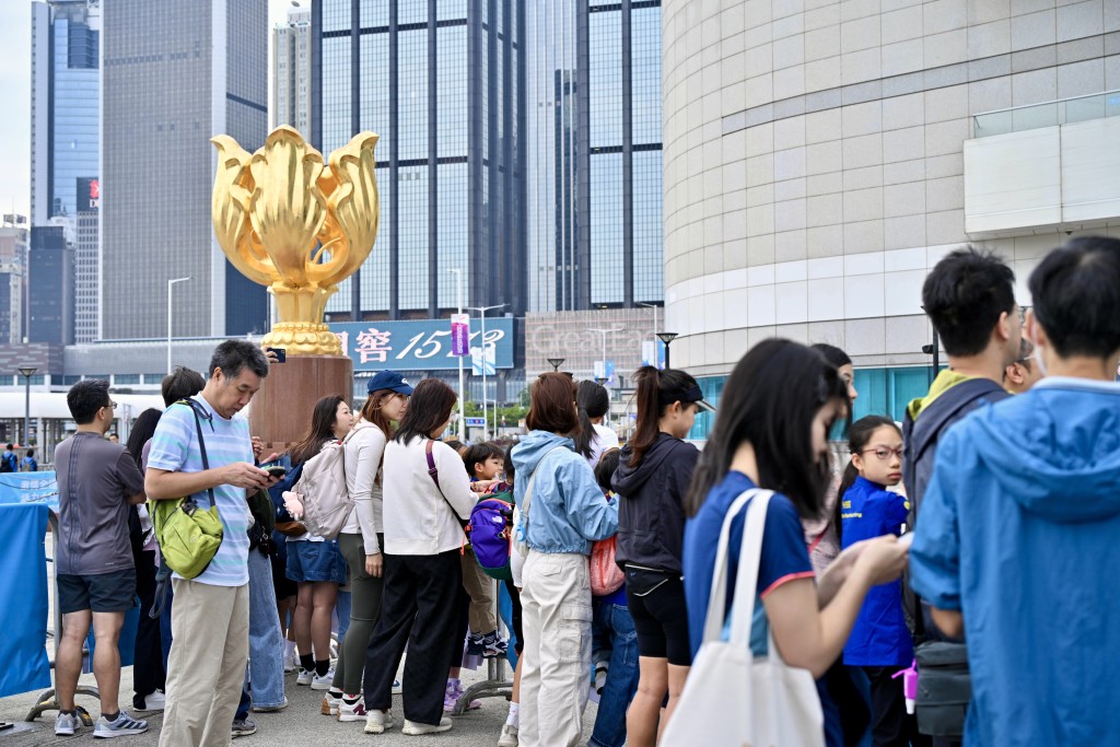 在其中一站灣仔金紫荊廣場,有大批市民駐足,期待火炬手到來。 在其中一站灣仔金紫荊廣場,有大批市民駐足,期待火炬手到來。