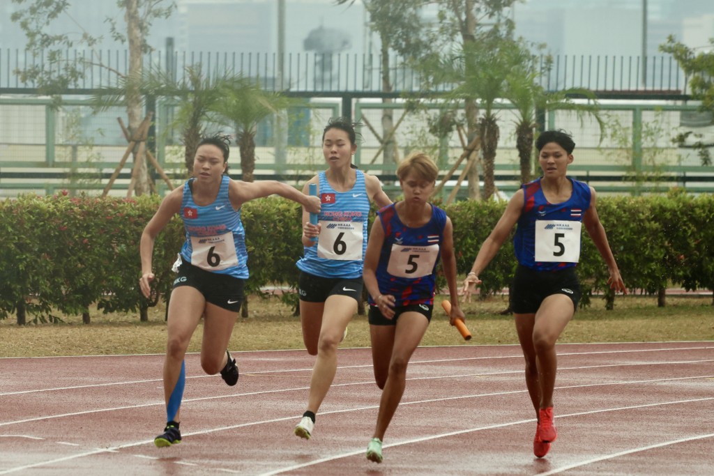 李紫桃（左）将棒交给江俊淇，右为泰国女子队