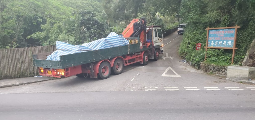 殘骸由吊臂車運送至赤鱲角民航處。 楊偉亨攝