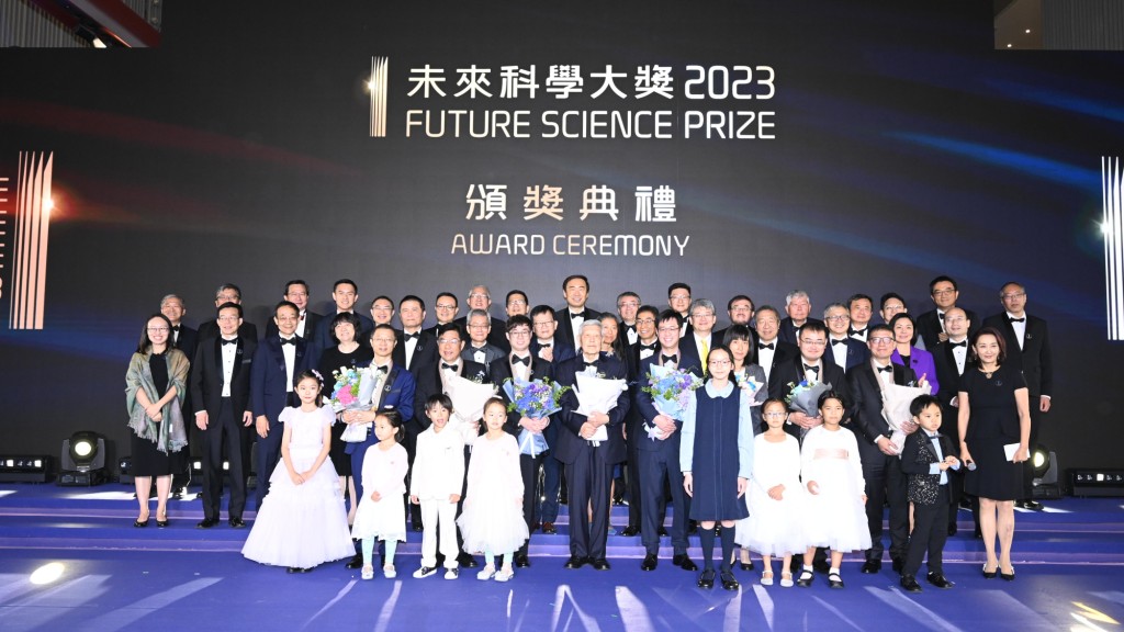 首度在香港舉行的「2023未來科學大獎周」活動圓滿結束，頒禮典禮在香港故宮文化博物館舉行，7位獲獎者親自來港領獎。圖為他們與所有頒獎嘉賓一同合照。