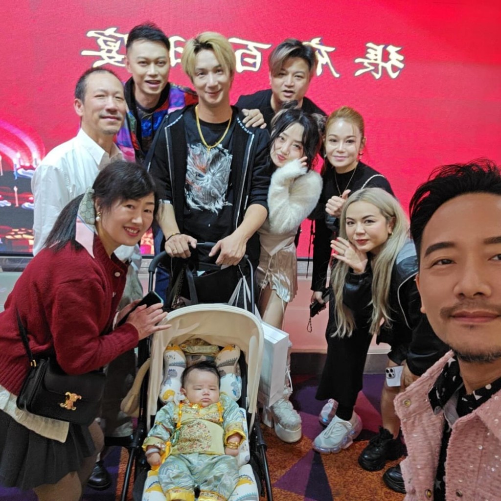 屯门娜娜为儿子举办百日宴，场面热闹。
