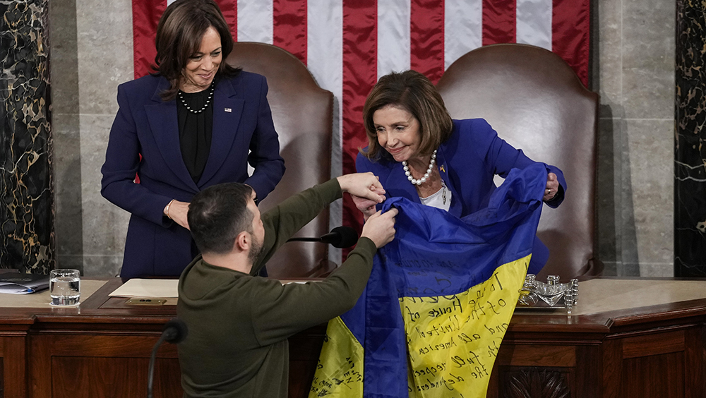 澤連斯基送烏克蘭國旗給美國國會，上有軍人簽名。AP
