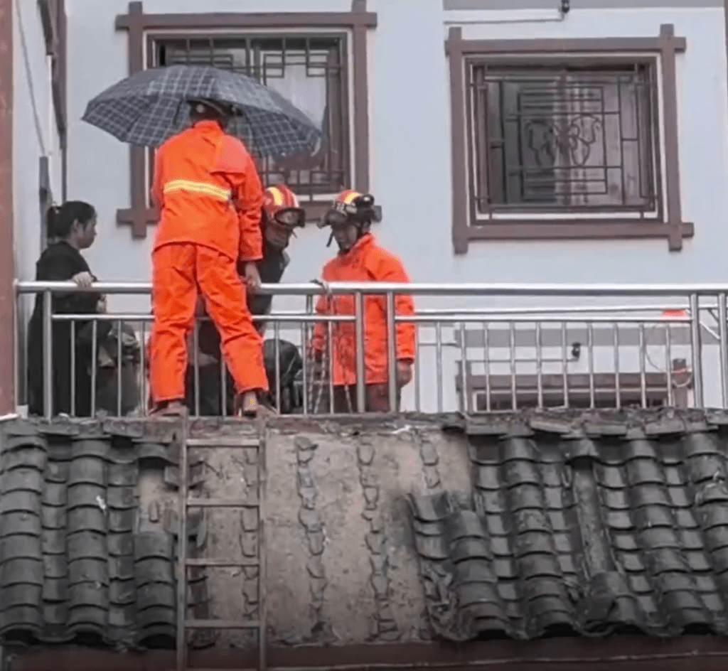 受困陽台女住戶獲救。 受困陽台女住戶獲救。