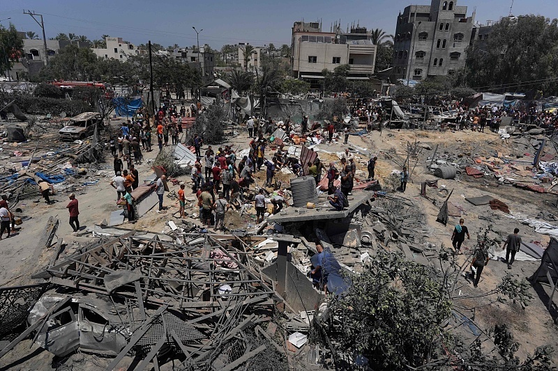 7月13日,以军轰炸加沙。