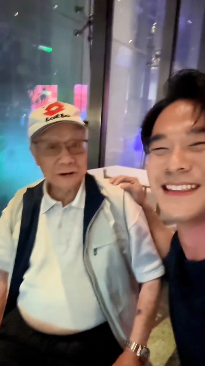 龐景峰問爺爺感受。 龐景峰問爺爺感受。
