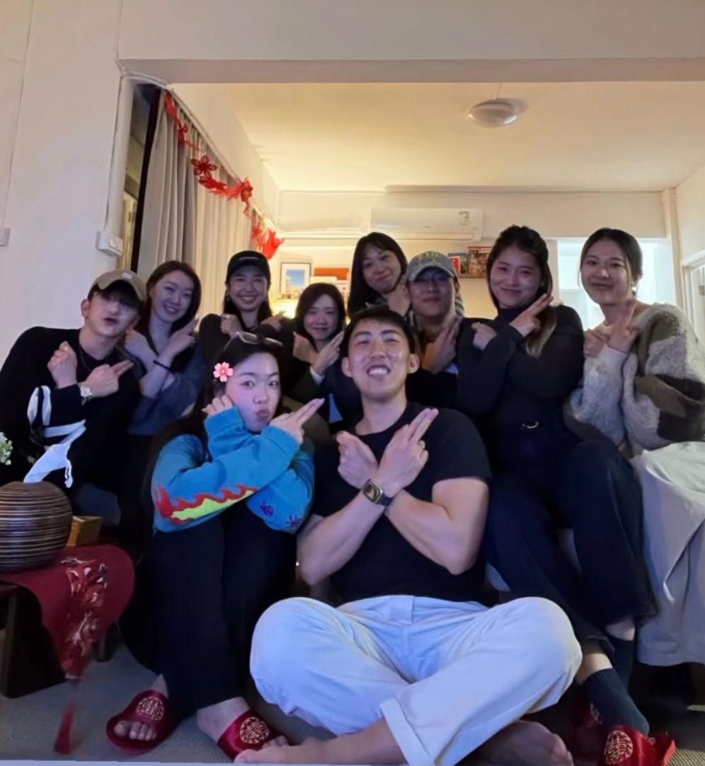 Anson Lo跟大学同学re-u，有同学在社交网公开合照，相中见一行十人在家中聚会，