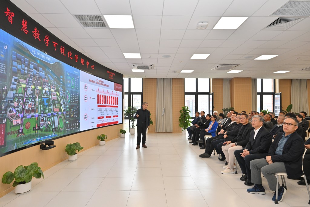 陳茂波(右三)和代表團成員到訪中國人民大學通州校區,聽取有關校區發展的介紹。 陳茂波(右三)和代表團成員到訪中國人民大學通州校區,聽取有關校區發展的介紹。