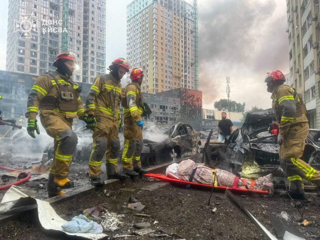 俄导弹袭基辅传10余次爆炸，住宅大楼遇袭酿多人死伤。路透社