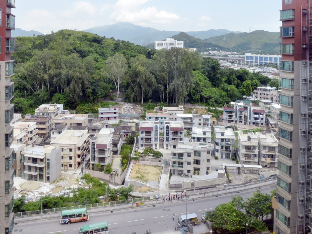有網民求助指朋友購入1800萬元三層獨立屋後,丈夫失業,兒子又有特殊學習需要,一家無力供樓。示意圖片