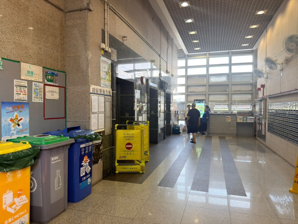 今日(8月8日)早上7時19分,警方接獲報案,指一名26歲男子受傷倒臥於黃大仙上邨昭善樓的電梯內。梁國峰攝 今日(8月8日)早上7時19分,警方接獲報案,指一名26歲男子受傷倒臥於黃大仙上邨昭善樓的電梯內。梁國峰攝