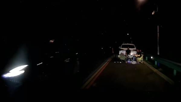 馬路上間驚見4人開檯食飯。瀟湘晨報