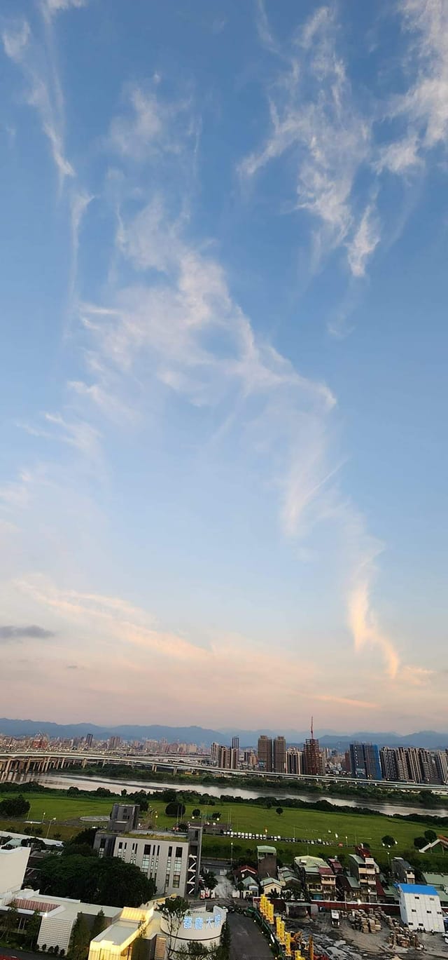 网民以「李玟回来了」为题上载一张酷似李玟侧面的白云相片。网图