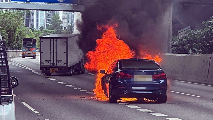 私家車陷入火海。fb： 香港突發事故報料區
