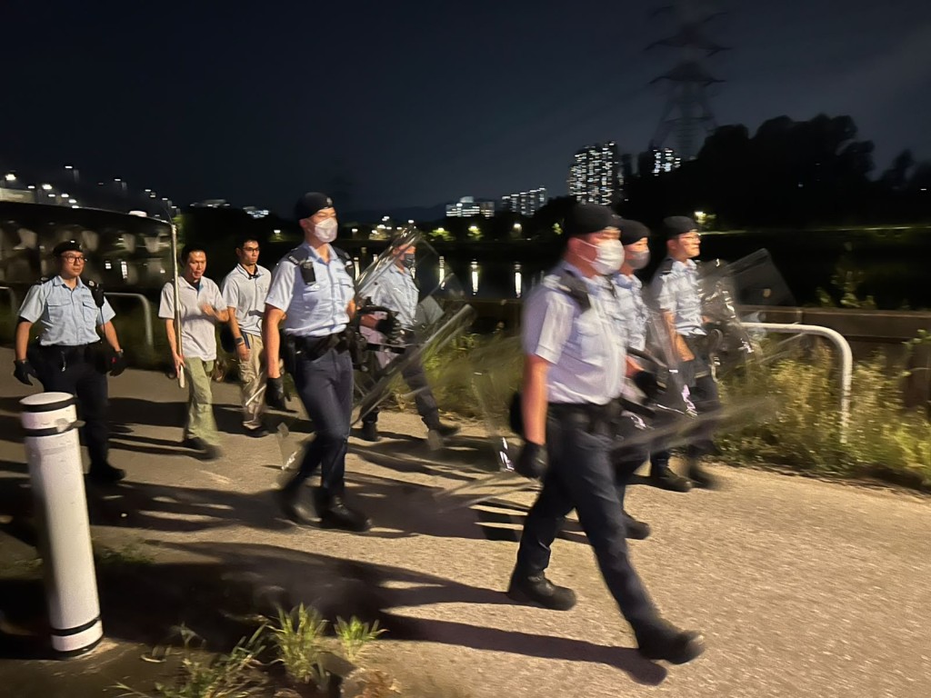 警方再夥漁護署到事發現場一帶捉狗。 警方再夥漁護署到事發現場一帶捉狗。