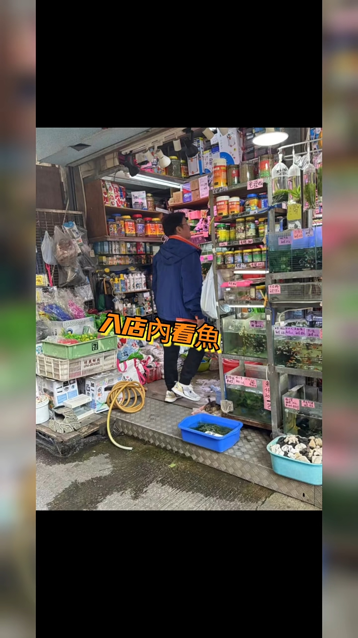 譚詠麟走入店內看了一陣。