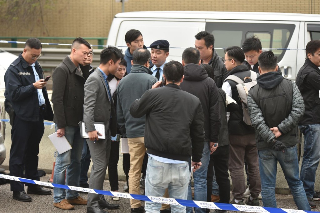 警方在現場調查涉案七人車