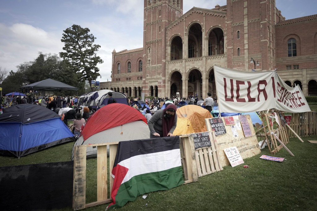 加州大学洛杉矶分校(UCLA)学生扎营抗议。美联社