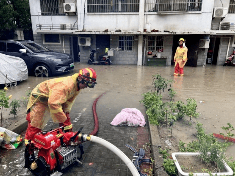 積水湧入民居，消防協助抽水。